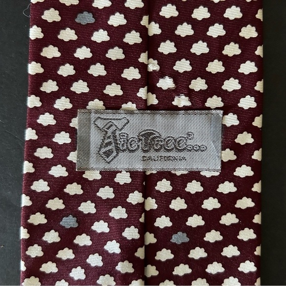 Vintage Tie Tree 100% Silk Tie, Pattern Shows Puffy White and Grey Clouds - Picture 7 of 8